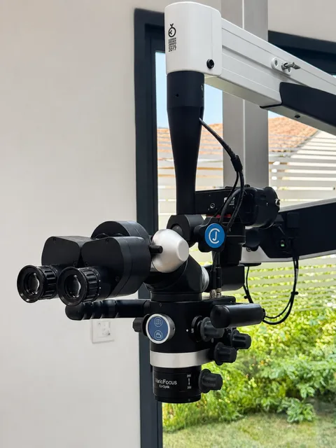Microscope opératoire utilisé pour les soins de précision