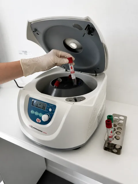 Centrifugeuse utilisée pour la préparation du PRF