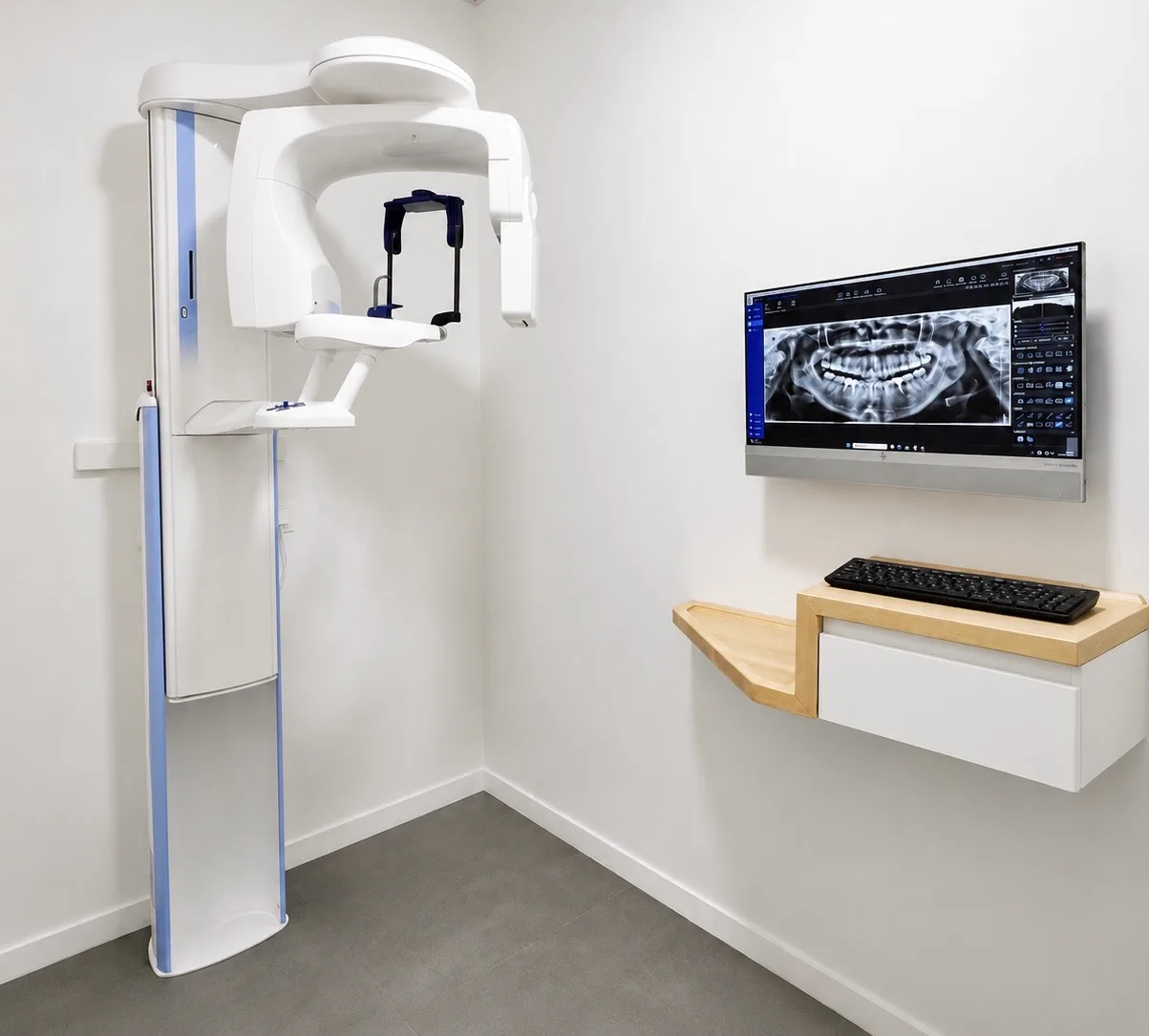 Salle de radiologie numérique avec appareil panoramique et écran d'imagerie